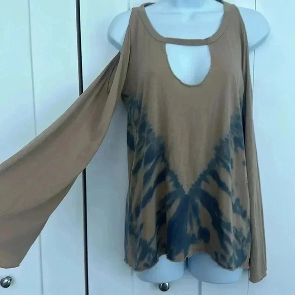 NWT Chaser Cold Shoulder Top Small Tan Blue Cutouts Tie Dye Long Bell Sleeves - Picture 2 of 9
